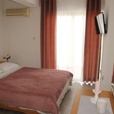 Motel "Tri Lovca" Knin Exteriör bild