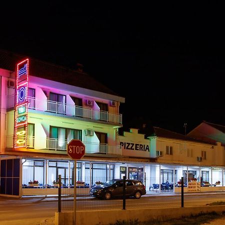 Motel "Tri Lovca" Knin Exteriör bild
